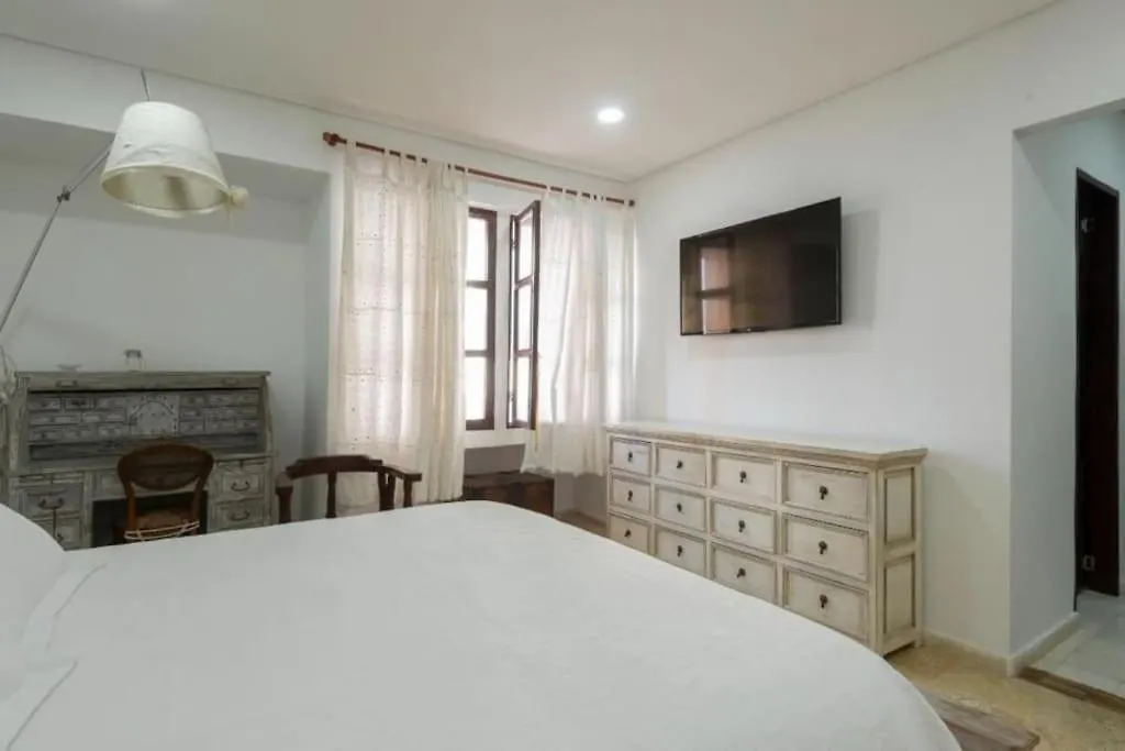Charming Old City Loft With Jacuzzi! Cartagena Apartment